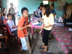 ミャンマー（ビルマ）の障害児に文房具を手渡す難民を助ける会職員