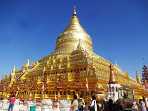 ゴールドに光り輝く寺院の周りには国旗がいくつも建てられている。荘厳な雰囲気を感じさせるシュエジーゴンパゴタ