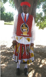 正装を身にまとったロジ族の男性