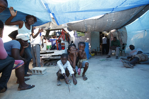 地震で家を失いテント生活の人々