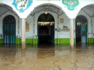 床の上にまで浸水したモスク