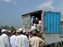 支援物資を摘んだトラックにむらがる被災者たち