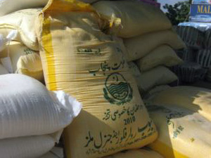 お米や小麦粉の入った袋が市場に並ぶ