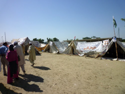 被災者が集まる避難民キャンプ