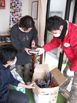 高齢者施設「土筆の里」に支援物資を配付する難民を助ける会の古河俊之