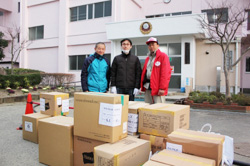 宮崎県幸町小学校に支援物資を届ける難民を助ける会の田中（右）