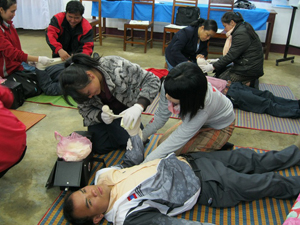 参加者が被害者と応急処置をする側になってシミュレーション