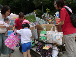 七ヶ浜の和光幼稚園でのイベントでサニーバッグを配付する難民を助ける会スタッフ
