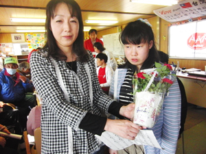 ピンクのミニバラの鉢植えを手にする阿部裕子さんと美沙希さん（右）