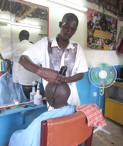 美容室でお客さんの頭を刈る男性