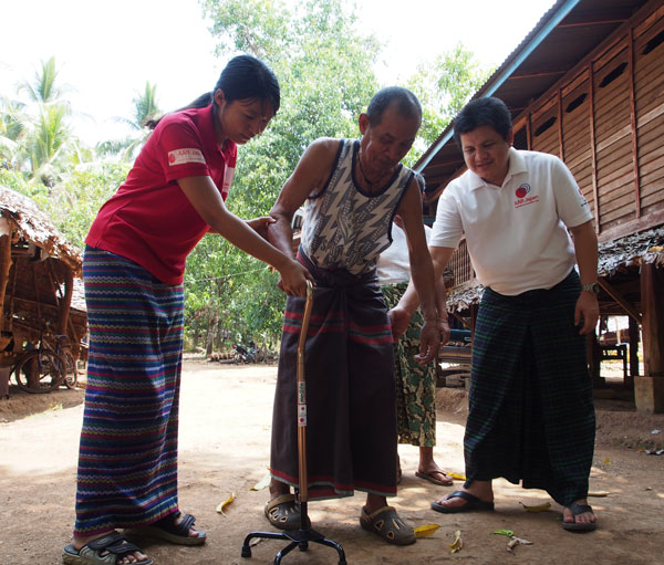 補助具の使い方を習う村人