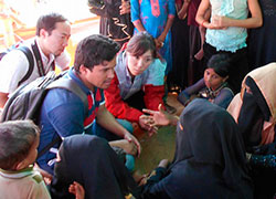 ミャンマー避難民の女性に話を聞くAARの古川千晶と大室和也