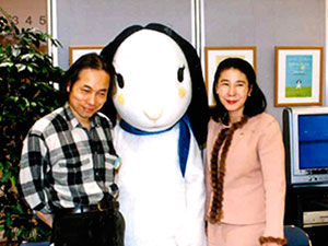 大きなサニーちゃんの着ぐるみを真ん中に、葉祥明さんと柳瀬が笑顔でこちらを向いている