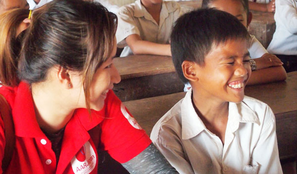 カンボジアの小学生とAAR現地職員