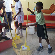 教室をそうじするハイチの子どもたち