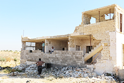 紛争で破壊された家