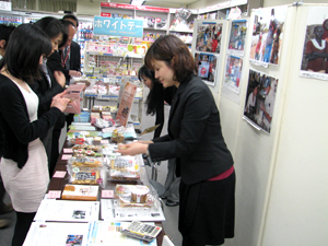 2012年3月13日株式会社東芝本社での販売会の様子