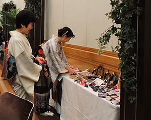 キモノ工房亀岡の新年会で、着物教室の方々がつくられた小物の販売スペース