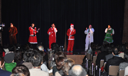 京都府舞鶴市の市政記念館で行われたクリスマスコンサートの様子（2011年12月18日）