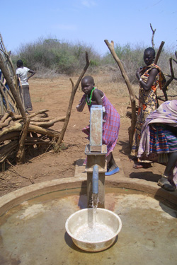 スーダン南部で井戸から水を汲む少女