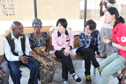 ザンビアでAARのボランティアに話を聞くソノダバンド