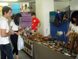 各国の民芸品を販売するスタッフとボランティア
