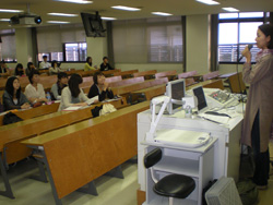 立命館大学のホールで講演する野際紗綾子