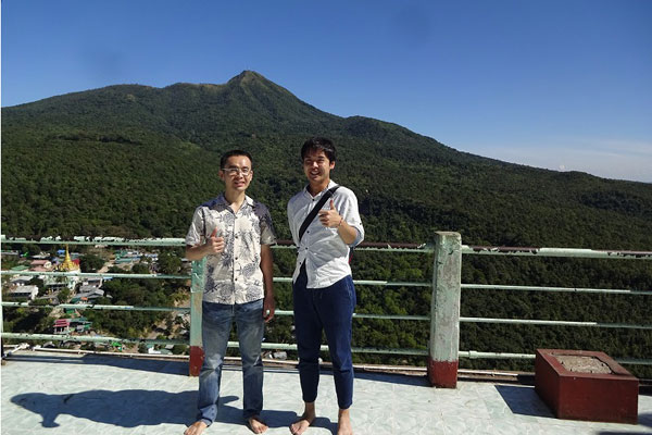 ポッパさんの山頂で記念撮影する中川と弟。青い空がどこまでも高く突き抜けるように広がる。
