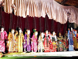 操り人形が10体以上並ぶ、それぞれ多彩な服を着せられている