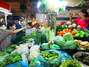 カンボジア産の野菜や輸入野菜。とても新鮮です