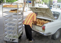 車のトランクから大量のパンが