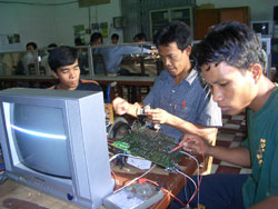 職業訓練校のテレビ・ラジオ修理コースで学ぶ訓練生たち