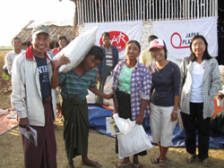 支援物資を受け取る被災者たち