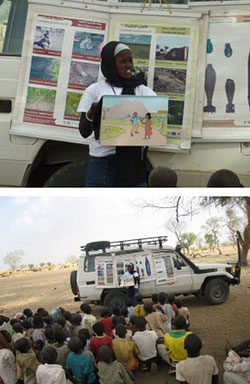 子どもたちに紙芝居を読んで聞かせる難民を助ける会のスタッフ