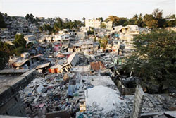 崖に建てれらた家は、地震ではひとたまりもなく崩壊してしまう
