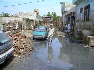 洪水により壊れた家々が並ぶノシェラカナンの町の様子
