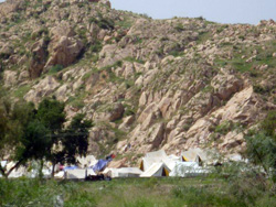 避難所には多くのテントが設置されていた