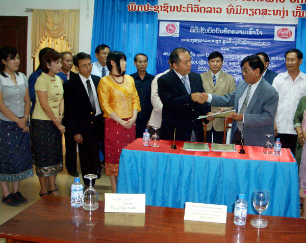 覚書に署名し握手する岡山駐在員（左）とＮＲＣのスパン副所長