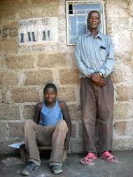 両親を亡くしたベリーくん（左）。一緒に住むおじいさんの家の前で