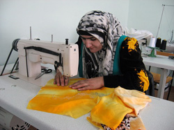 ミシンで伝統服の刺繍を縫うガフルバさん