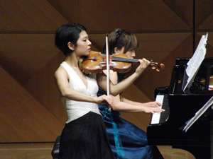 ルーマニア民俗舞曲を演奏するアヤノ・ニノミヤさん（左）と悳美和さん