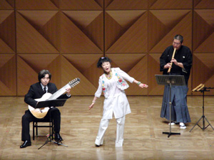 左から、小川和隆さん、南久松真奈さん、戸川藍山さんによる演奏