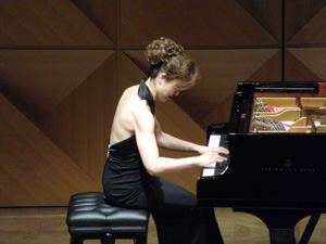 岡崎ゆみさんによるピアノの独奏