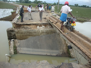 洪水により倒壊した橋と当惑した人々