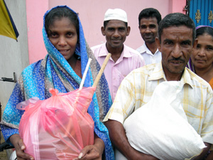 支援物資を受け取り喜ぶ被災者たち