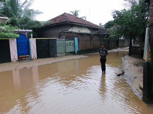 洪水に襲われた村ではまだ水が引きません