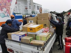 宮城県の網地島にフェリーで支援物資を配付。