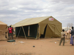 ダダーブ難民キャンプに設置した教室用テント