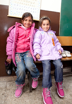ピンクのジャケットを着て笑顔を見せる女の子２人