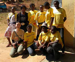 ルカマンタノ校エイズ対策クラブの生徒たちと、ザンビア駐在員の永井萌子